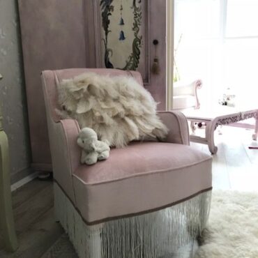 Pink chair, fotelja